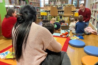 Les parents et leurs enfants en âge préscolaire peuvent participer à l'activité "Né pour lire" tous les vendredis dans la bibliothèque interculturelle de Monthey.